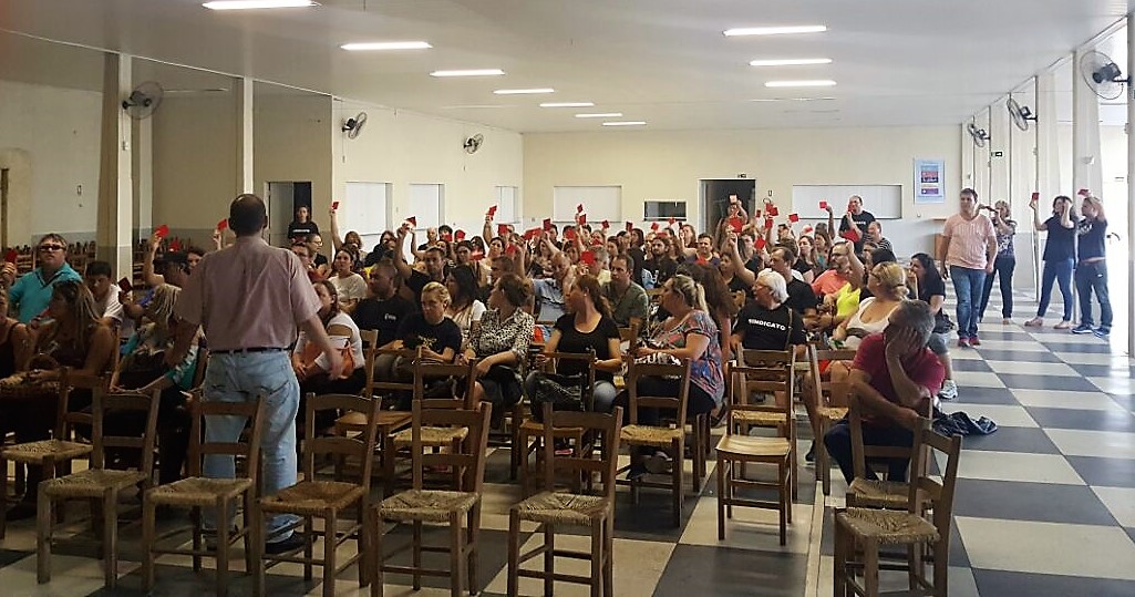 Pinhais: Servidores municipais aprovam ESTADO DE GREVE
