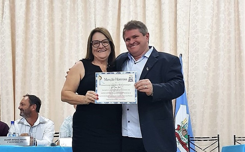 Diretora de Finanças da Fesmepar recebe Menção Honrosa da Câmara Municipal de Capitão Leônidas Marques