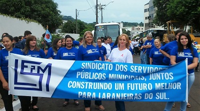 Sindicato de servidores de Laranjeiras do Sul marca presença nas comemorações de 71 anos do município
