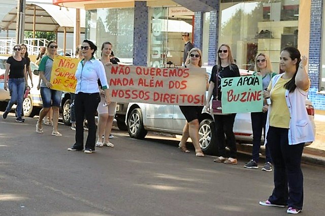 Quedas do Iguaçu – Professores municipais fazem manifestação para pedir reposição salarial