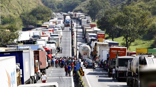 Greve dos caminhoneiros chega ao 8º dia nas estradas do Paraná