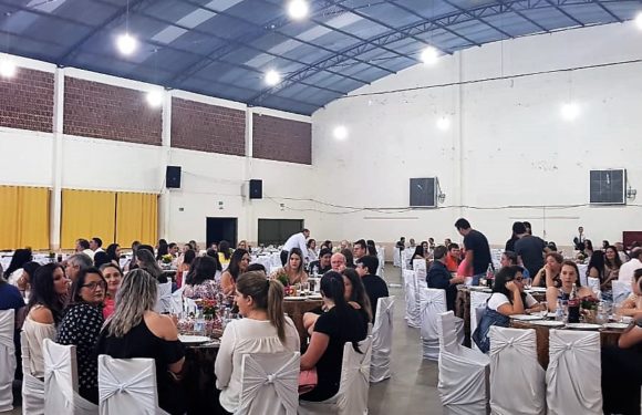 CAPITÃO LEÔNIDAS MARQUES: Mais de 200 servidores participam de jantar de comemoração ao Dia do Servidor Público